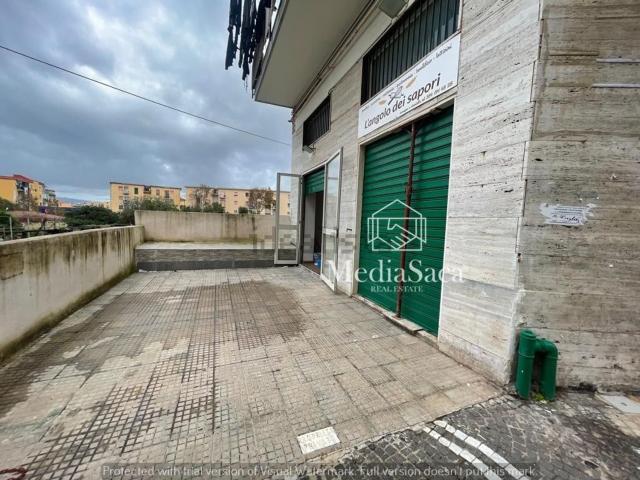 Locale Commerciale in vendita a Portici, Campania