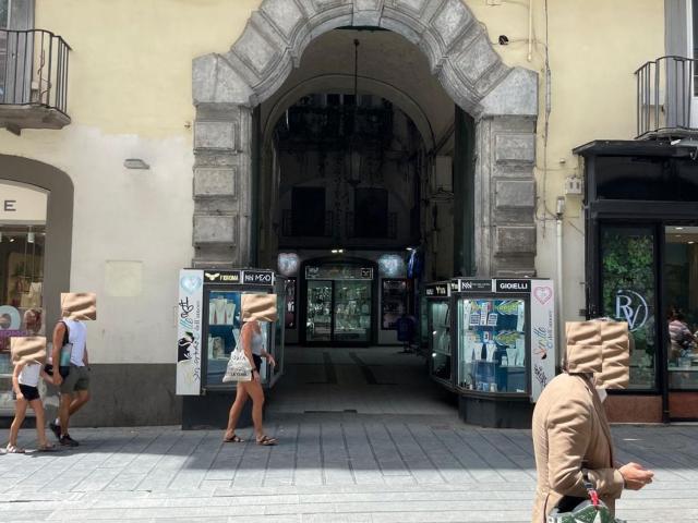 Locale Commerciale in vendita a Municipalità 2, Campania