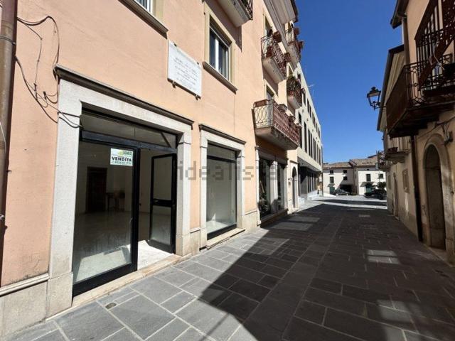 Locale Commerciale in vendita a Ariano Irpino, Campania