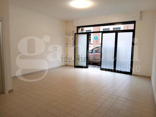 Locale Commerciale in vendita a Unione Alto Ferrarese, Cento