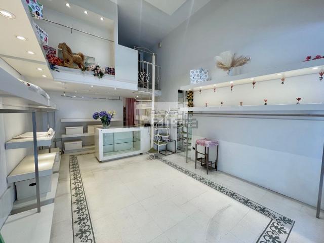 Locale Commerciale in vendita a Lido di Camaiore, Camaiore