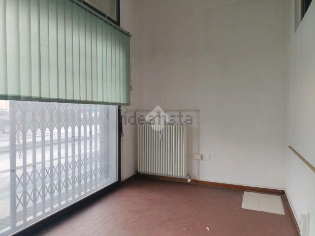Locale Commerciale in vendita a Quartiere Spazzoli Campo di Marte Benefattori, Forlì