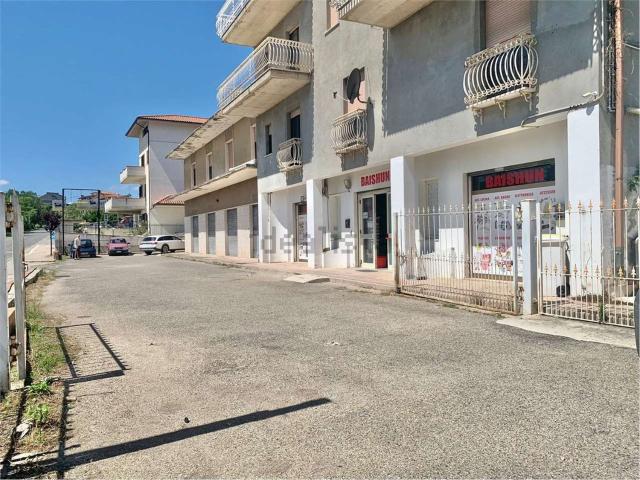 Locale Commerciale in vendita a Guglionesi, Molise