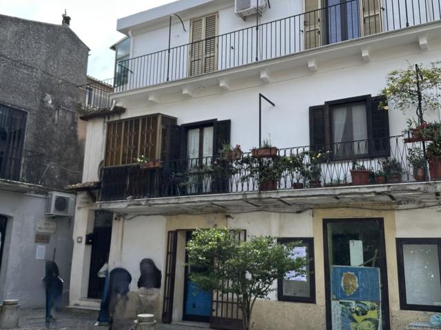 Locale Commerciale in vendita a Gagliano, Calabria