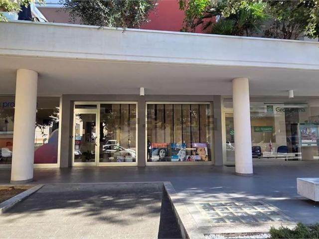Locale Commerciale in vendita a Palombare, Marche