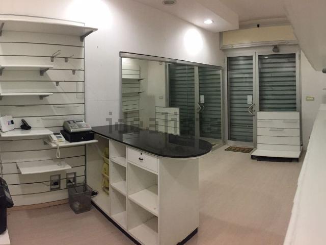 Locale Commerciale in vendita a Augusta, Sicilia