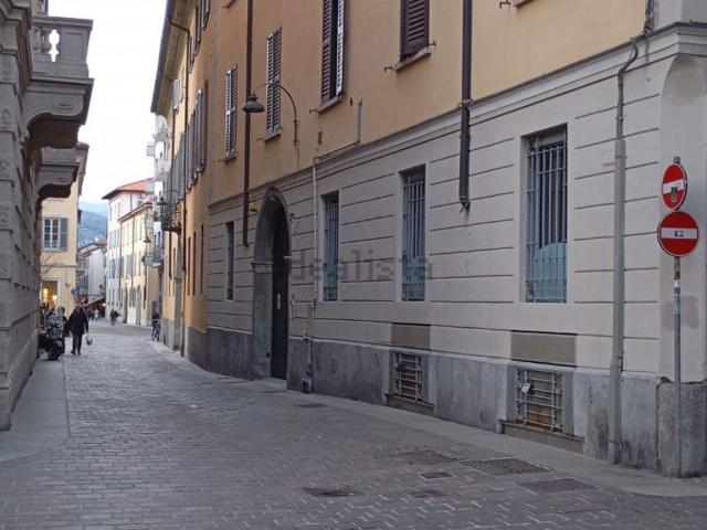 Locale Commerciale in vendita a San Giuliano, Como