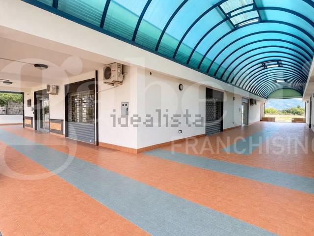 Locale Commerciale in vendita a Vitulazio
