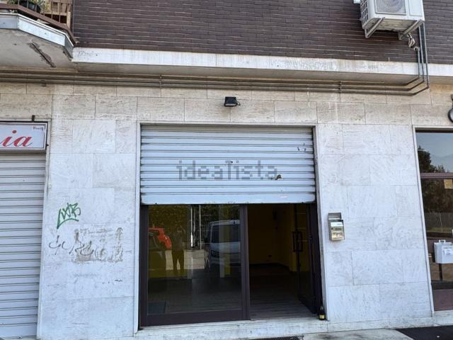 Locale Commerciale in vendita a San Paolo-Capuana, Rho
