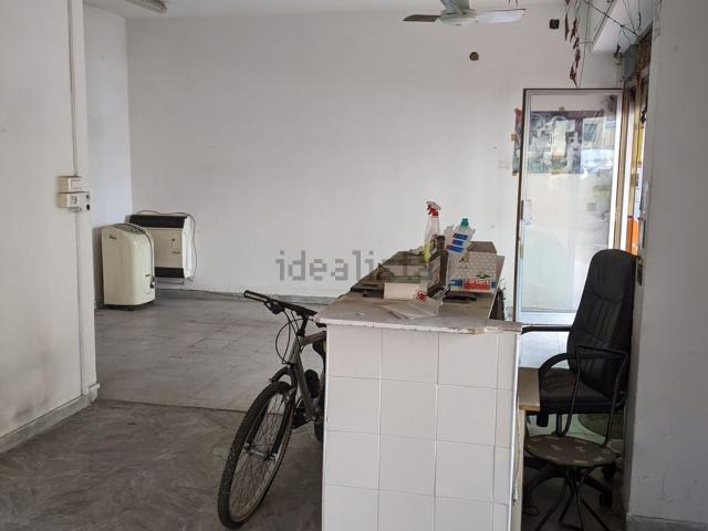 Locale Commerciale in vendita a Peretola, Firenze