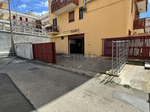 Locale Commerciale in vendita a Puglia, Bari