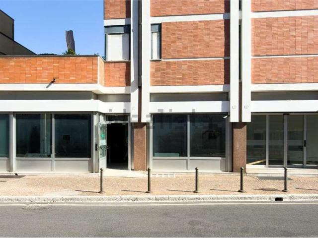 Locale Commerciale in vendita a Borgo Gemona / Borc Glemone, Udine / Udin