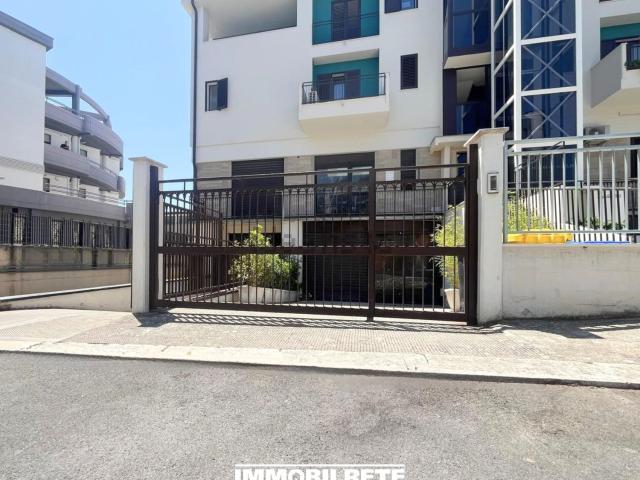 Locale Commerciale in vendita a Puglia, Bari