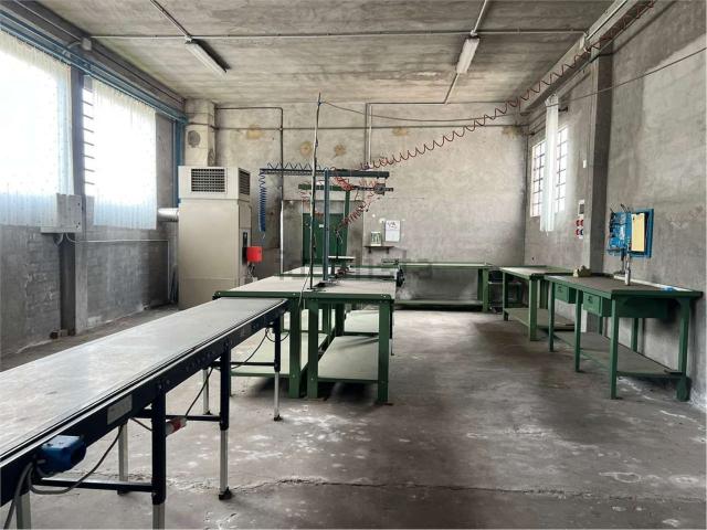 Locale Commerciale in vendita a Piemonte, Novara