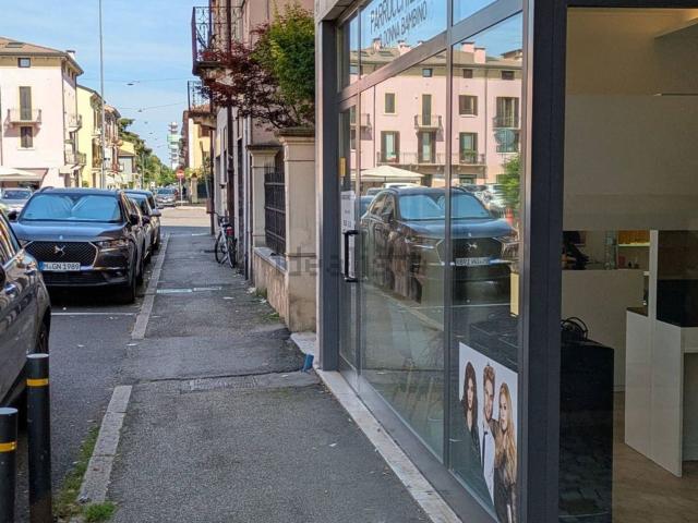 Locale Commerciale in vendita a Est, Brenzone