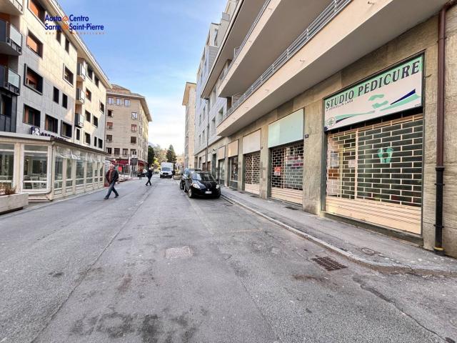 Locale Commerciale in vendita a Aosta / Aoste, Aosta