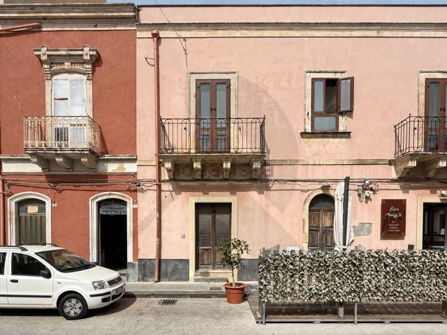 Locale Commerciale in vendita a Augusta, Sicilia