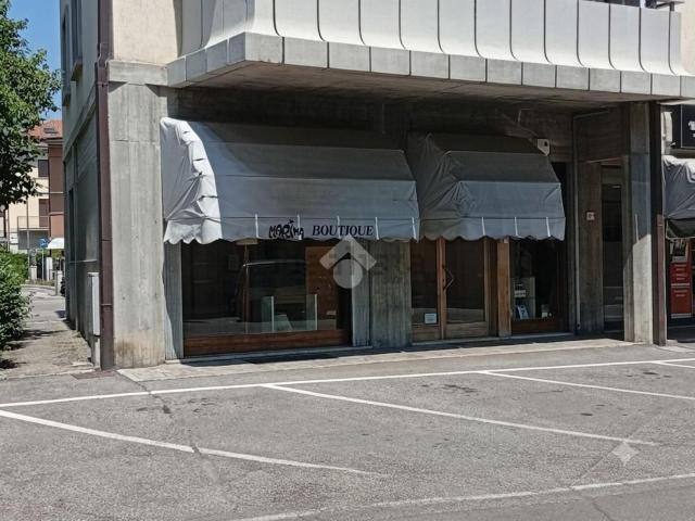 Locale Commerciale in vendita a Cascinapiano, Langhirano