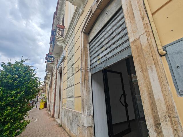Locale Commerciale in vendita a Sulmona, L'Aquila