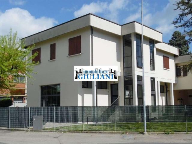 Locale Commerciale in vendita a Villaggio Stranieri-Bazzarola, Re