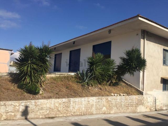 Locale Commerciale in vendita a Mondragone, Campania