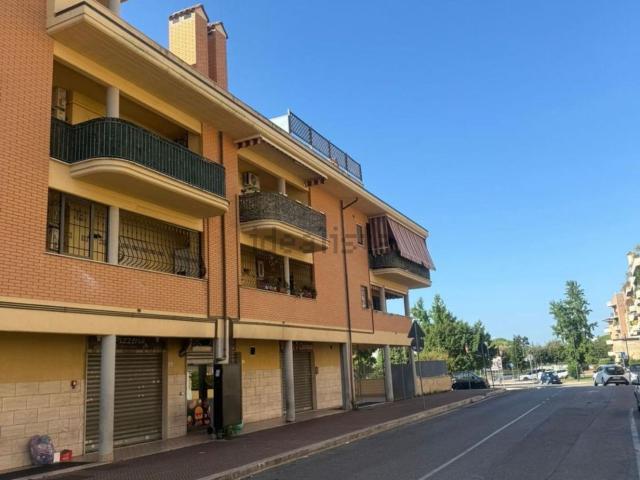 Locale Commerciale in vendita a Aprilia, Lazio