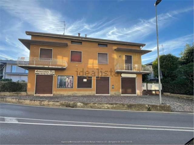 Locale Commerciale in vendita a Gorle, Lombardia
