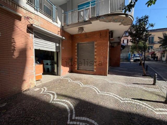 Locale Commerciale in vendita a Portici, Campania