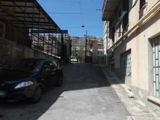 Locale Commerciale in vendita a Medio Ponente, Serra Riccò