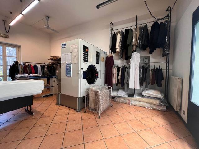 Locale Commerciale in vendita a Canonica D'adda, Lombardia
