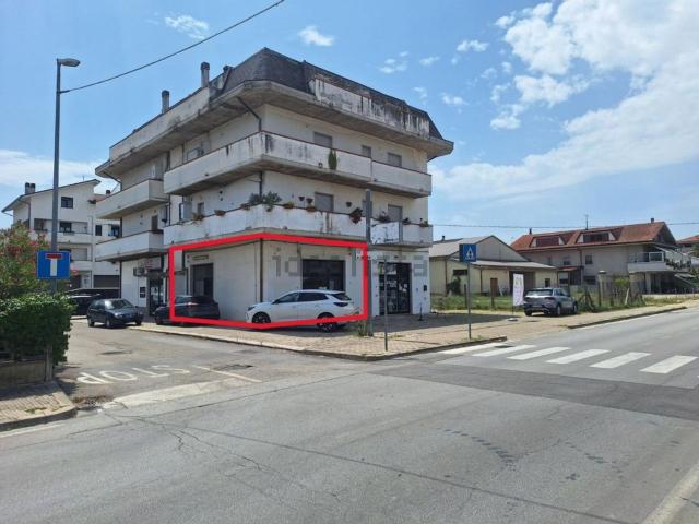 Locale Commerciale in vendita a Manoppello, Abruzzo