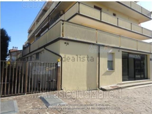 Locale Commerciale in vendita a Roseto Degli Abruzzi, Abruzzo