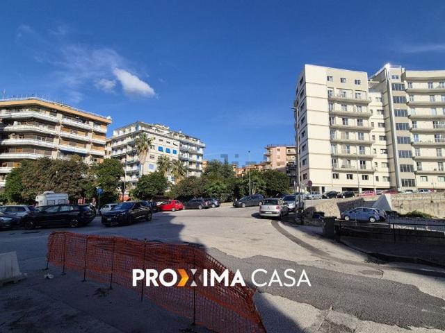 Locale Commerciale in vendita a Salerno, Campania