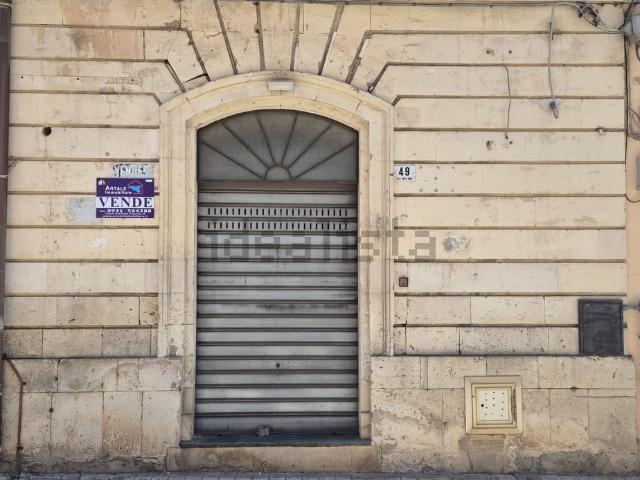 Locale Commerciale in vendita a Avola, Sicilia