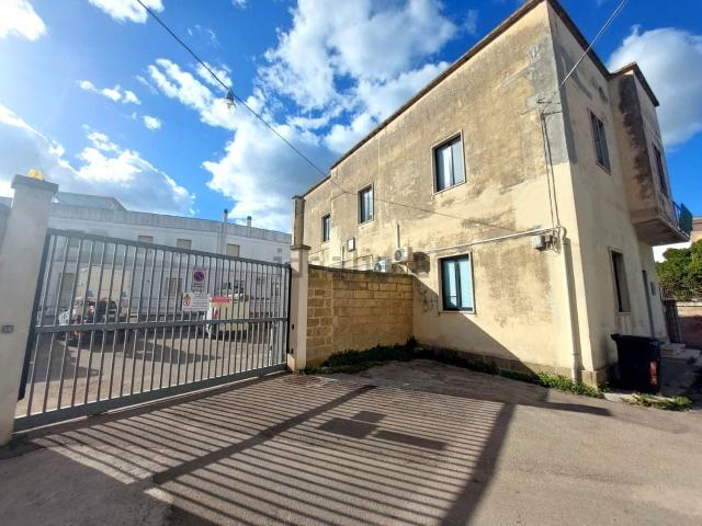 Locale Commerciale in vendita a Puglia, Lecce