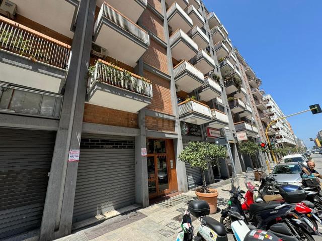 Locale Commerciale in vendita a Municipio 1, Puglia