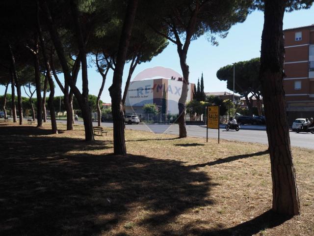 Locale Commerciale in vendita a Ardenza, Livorno