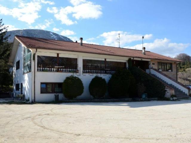 Locale Commerciale in vendita a Colle Belvedere, Rocca Di Mezzo