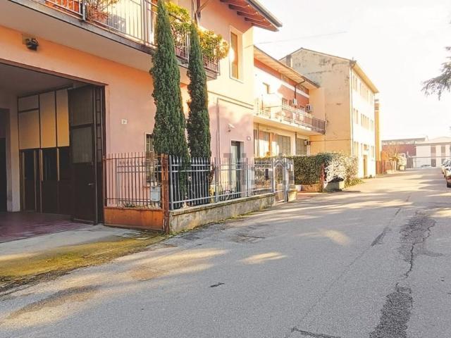 Locale Commerciale in vendita a Sud, Brenzone