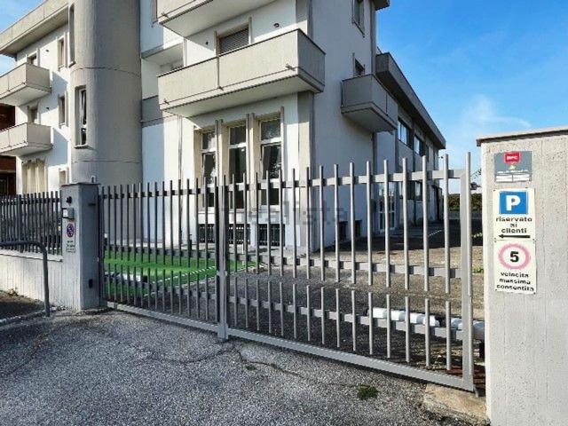 Locale Commerciale in vendita a Vangadizza, Legnago