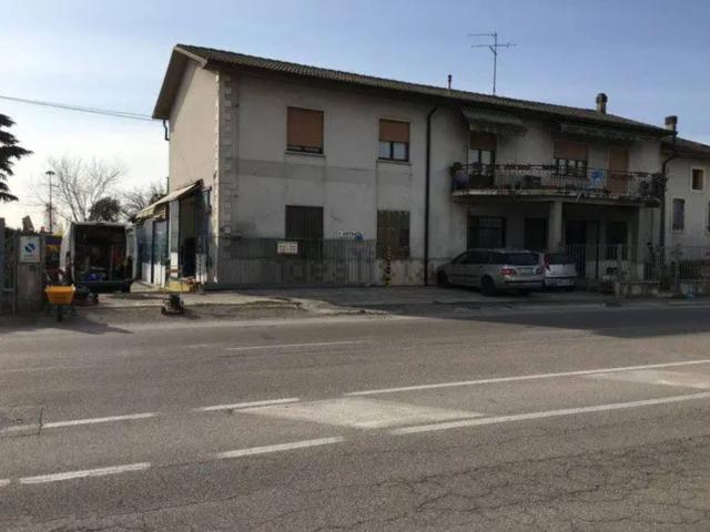 Locale Commerciale in vendita a Sud-Ovest, Brenzone