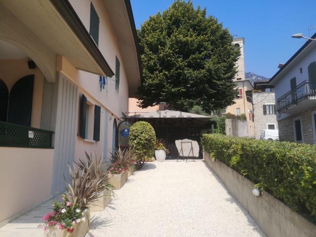 Locale Commerciale in vendita a Botticino Sera, Botticino