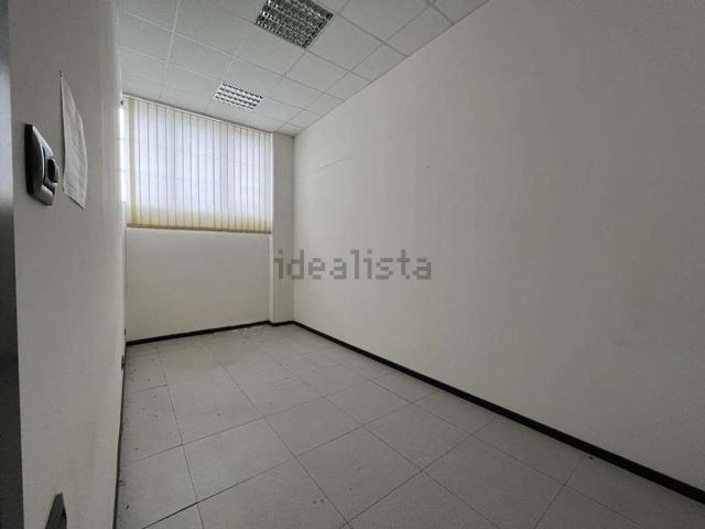 Locale Commerciale in vendita a Baraccola Ovest, Marche