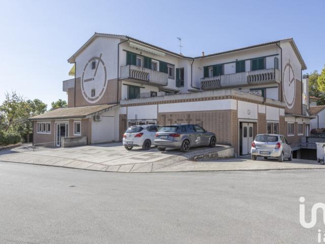 Locale Commerciale in vendita a Marche, Macerata