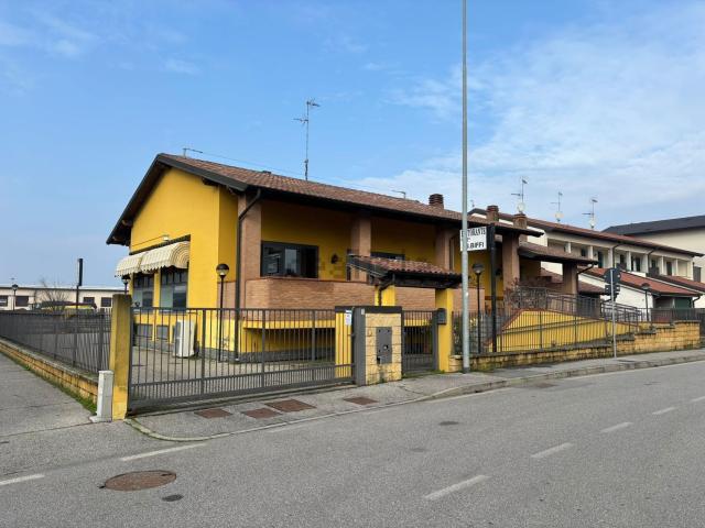 Locale Commerciale in vendita a Massalengo, Lombardia