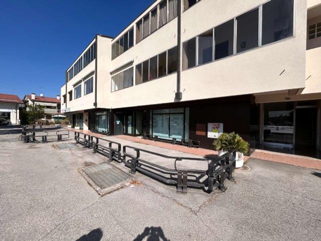 Locale Commerciale in vendita a Trevignano, Veneto