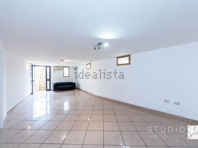 Locale Commerciale in vendita a Montale Alto, Montale