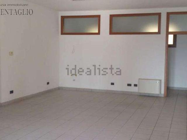 Locale Commerciale in vendita a Tresinaro - Secchia, Re
