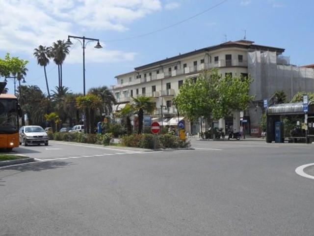 Locale Commerciale in vendita a Marina di Massa, Marina Di Massa