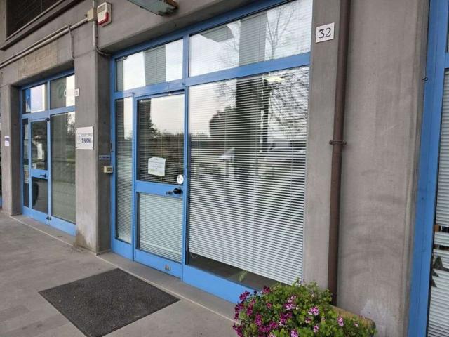 Locale Commerciale in vendita a Ponte Rosso, Marche